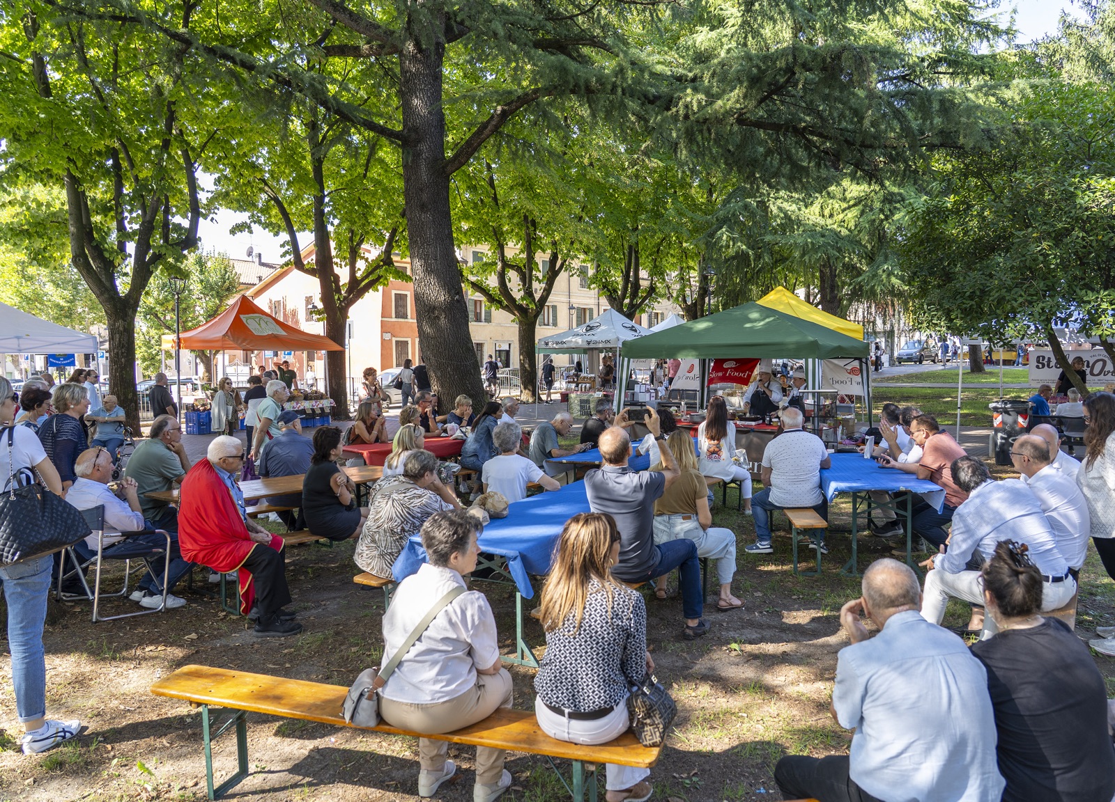 Il pubblico del cooking show tra gli alberi e i banchi del mercato